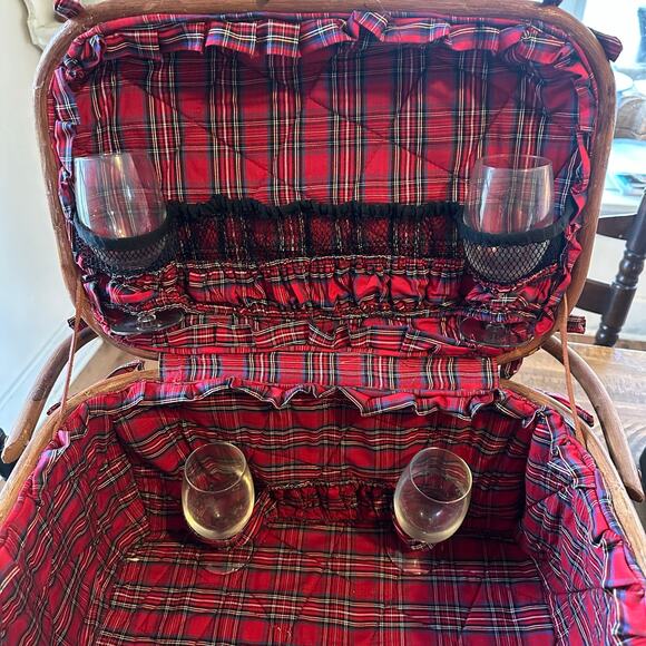 DELUXE PICNIC TIME BASKET 21\